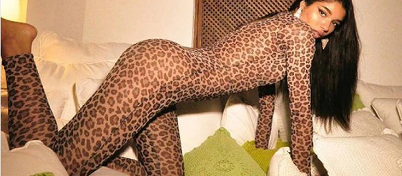 Θα «κολλήσεις» με την ολόσωμη λεοπάρ της φόρμα... (φώτο)